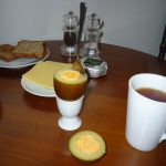 Mal wieder richtig frühstücken, mit Porzellangeschirr, Frühstücksei und allem Zipp und Zapp.